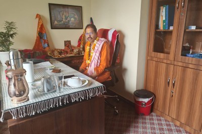 हेल्थ कियर फाउण्डेशन नेपालमा कार्यरत स्वास्थ्यकर्मी तथा कर्मचारीहरुको सुरक्षा तथा सुविधालाई मध्यनगरगरी २ वटा EV Van खरिद गर्ने निर्णय अनुरुप आज २०८२ बैशाख ०४ गते यस केन्द्रका कार्यकारी निर्देशक श्री बाबुराम कोइराला ज्यूबाट उक्त खरिद गरिएका नयाँ EV Van काे - Image