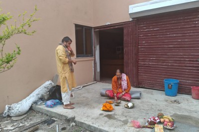 हेल्थ कियर फाउण्डेशन नेपालमा कार्यरत स्वास्थ्यकर्मी तथा कर्मचारीहरुको सुरक्षा तथा सुविधालाई मध्यनगरगरी २ वटा EV Van खरिद गर्ने निर्णय अनुरुप आज २०८२ बैशाख ०४ गते यस केन्द्रका कार्यकारी निर्देशक श्री बाबुराम कोइराला ज्यूबाट उक्त खरिद गरिएका नयाँ EV Van काे - Image