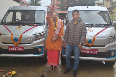 हेल्थ कियर फाउण्डेशन नेपालमा कार्यरत स्वास्थ्यकर्मी तथा कर्मचारीहरुको सुरक्षा तथा सुविधालाई मध्यनगरगरी २ वटा EV Van खरिद गर्ने निर्णय अनुरुप आज २०८२ बैशाख ०४ गते यस केन्द्रका कार्यकारी निर्देशक श्री बाबुराम कोइराला ज्यूबाट उक्त खरिद गरिएका नयाँ EV Van काे - Image