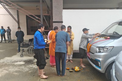 हेल्थ कियर फाउण्डेशन नेपालमा कार्यरत स्वास्थ्यकर्मी तथा कर्मचारीहरुको सुरक्षा तथा सुविधालाई मध्यनगरगरी २ वटा EV Van खरिद गर्ने निर्णय अनुरुप आज २०८२ बैशाख ०४ गते यस केन्द्रका कार्यकारी निर्देशक श्री बाबुराम कोइराला ज्यूबाट उक्त खरिद गरिएका नयाँ EV Van काे - Image