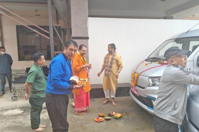 हेल्थ कियर फाउण्डेशन नेपालमा कार्यरत स्वास्थ्यकर्मी तथा कर्मचारीहरुको सुरक्षा तथा सुविधालाई मध्यनगरगरी २ वटा EV Van खरिद गर्ने निर्णय अनुरुप आज २०८२ बैशाख ०४ गते यस केन्द्रका कार्यकारी निर्देशक श्री बाबुराम कोइराला ज्यूबाट उक्त खरिद गरिएका नयाँ EV Van काे - Image